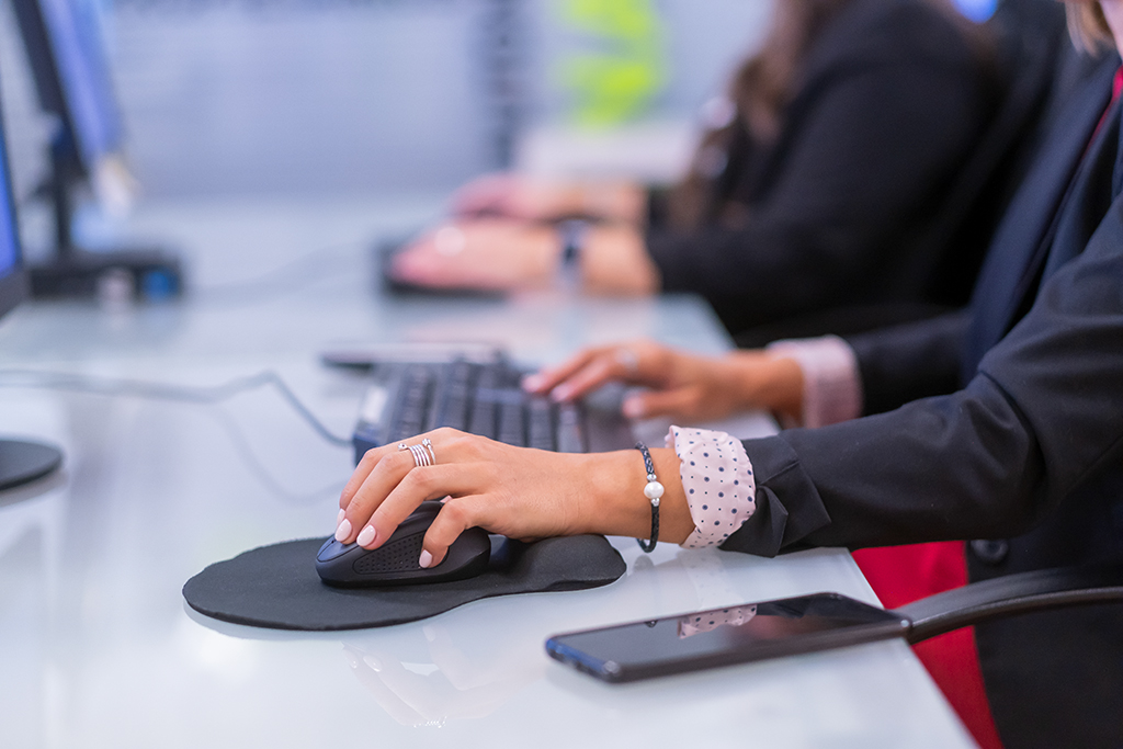 mujeres usando teclado y ratón en asesoría en Madrid